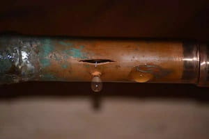 خسارت ترکیدگی لوله آب و فاضلاب بر عهده کیست